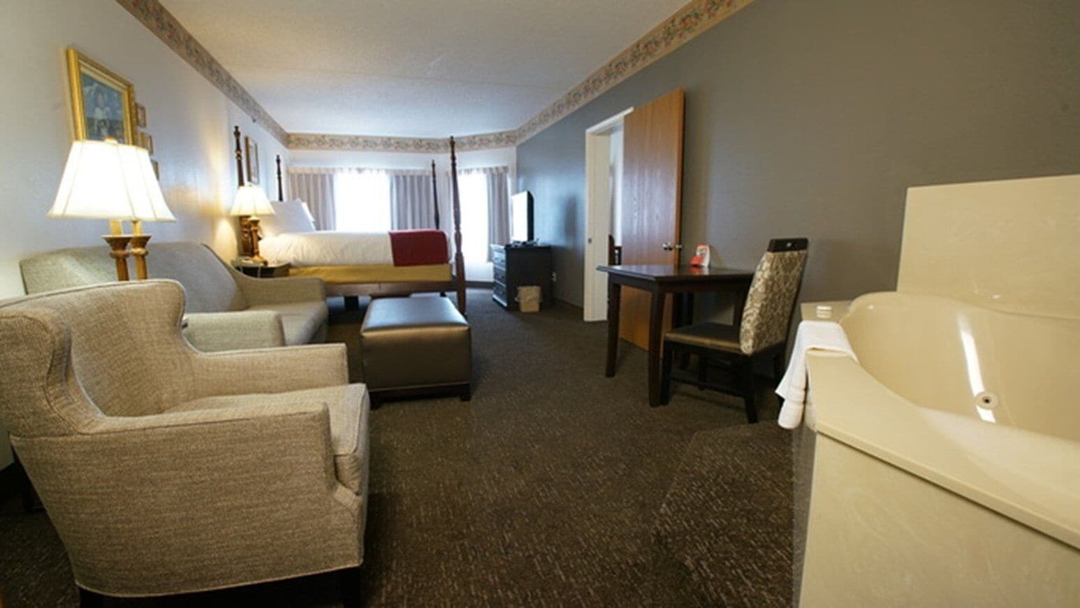 executive suite, 1 king bed, jetted tub | 1 bedroom, laptop workspace, blackout curtains, iron/ironing board