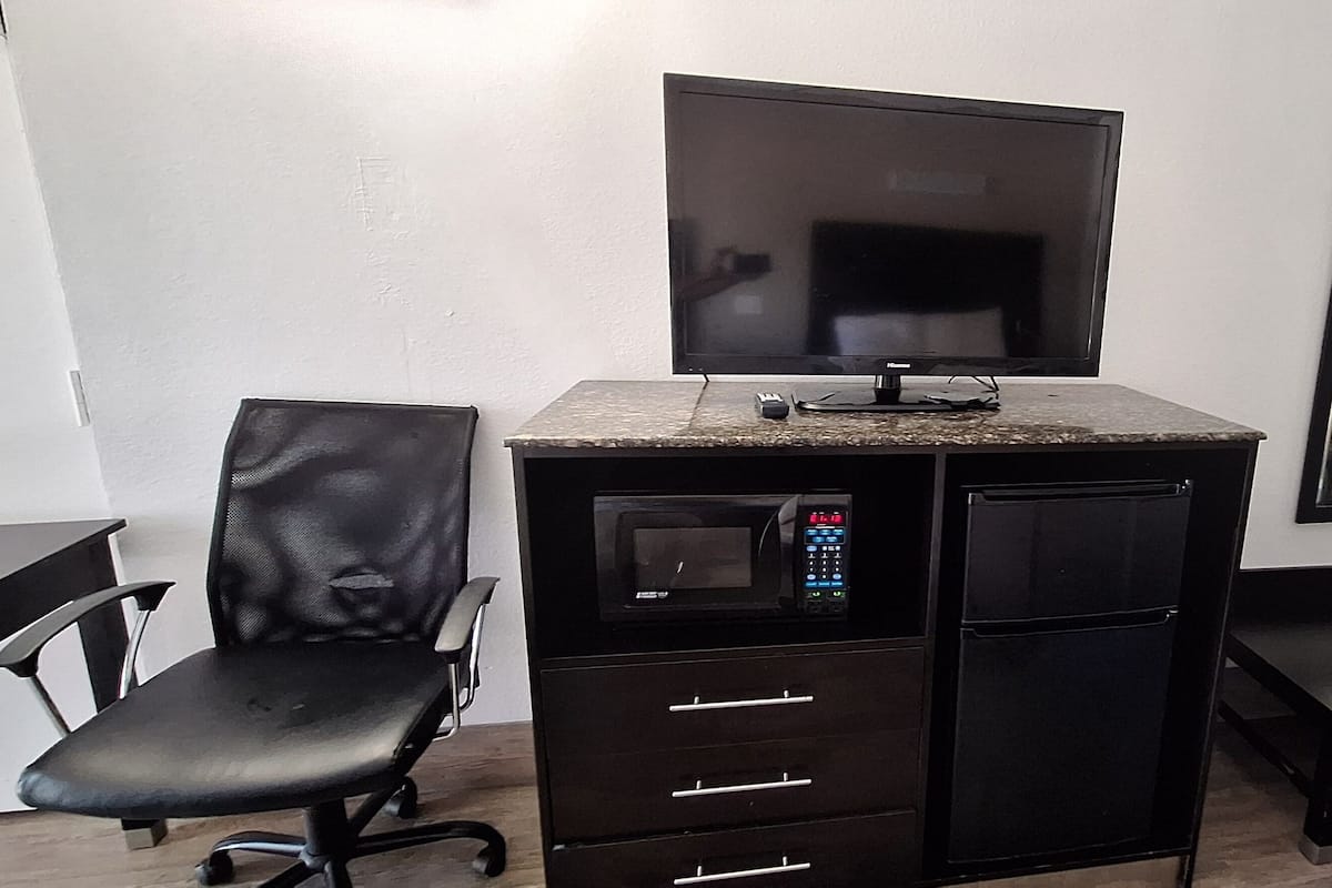 Sengetøy av topp kvalitet, skrivebord og blendingsgardiner