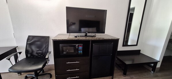 Premium bedding, desk, blackout curtains, iron/ironing board - Motel 6 Knoxville, TN - East (Knoxville)