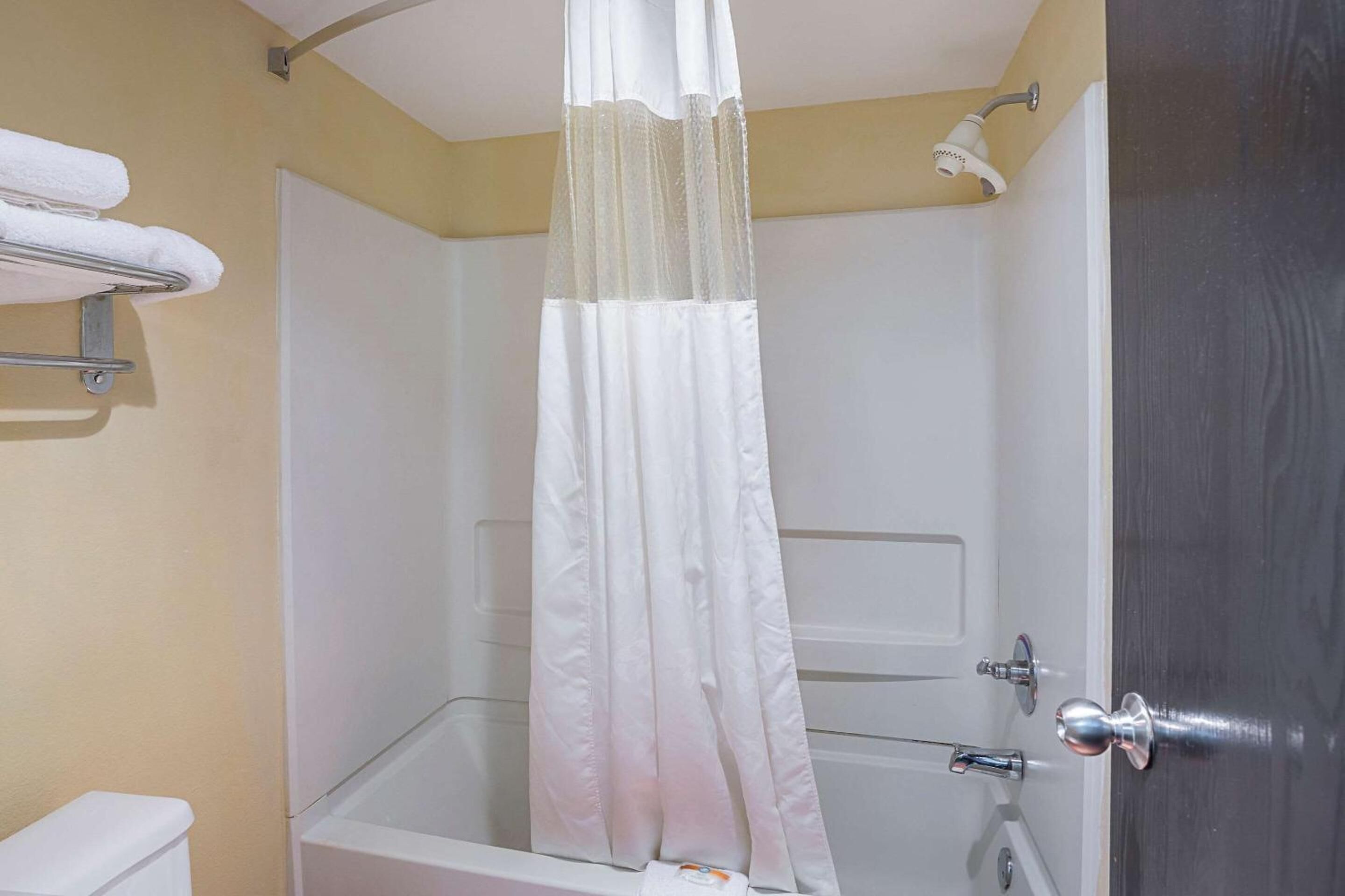 Combined shower/bathtub, hair dryer, towels