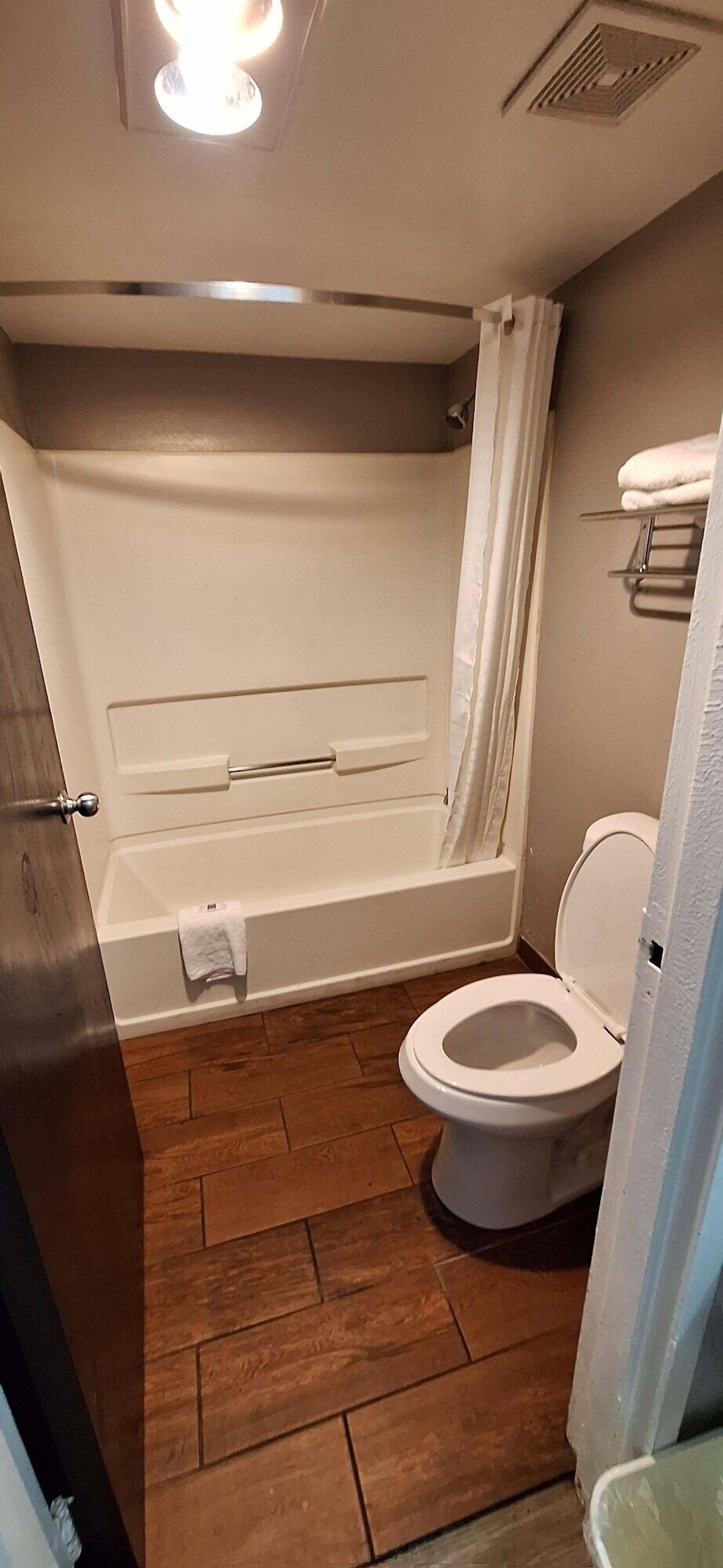 Ducha y bañera combinadas, secador de pelo y toallas