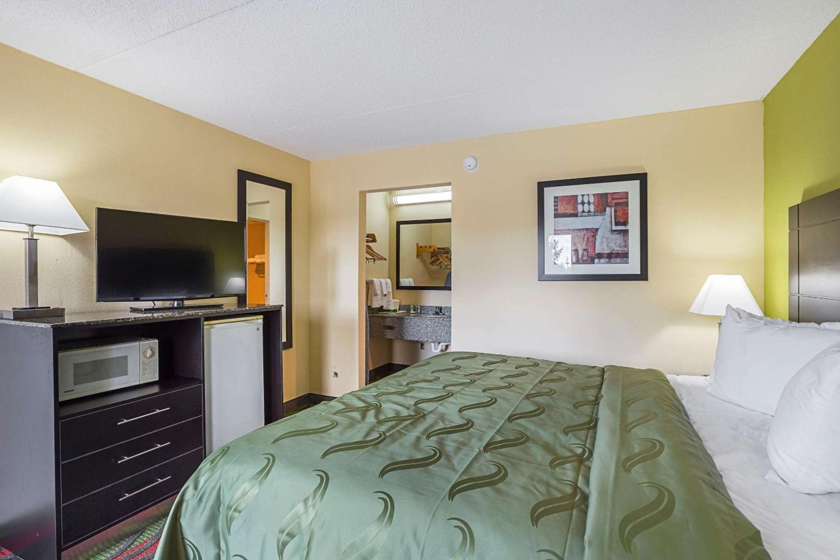 Sengetøy av topp kvalitet, skrivebord og blendingsgardiner