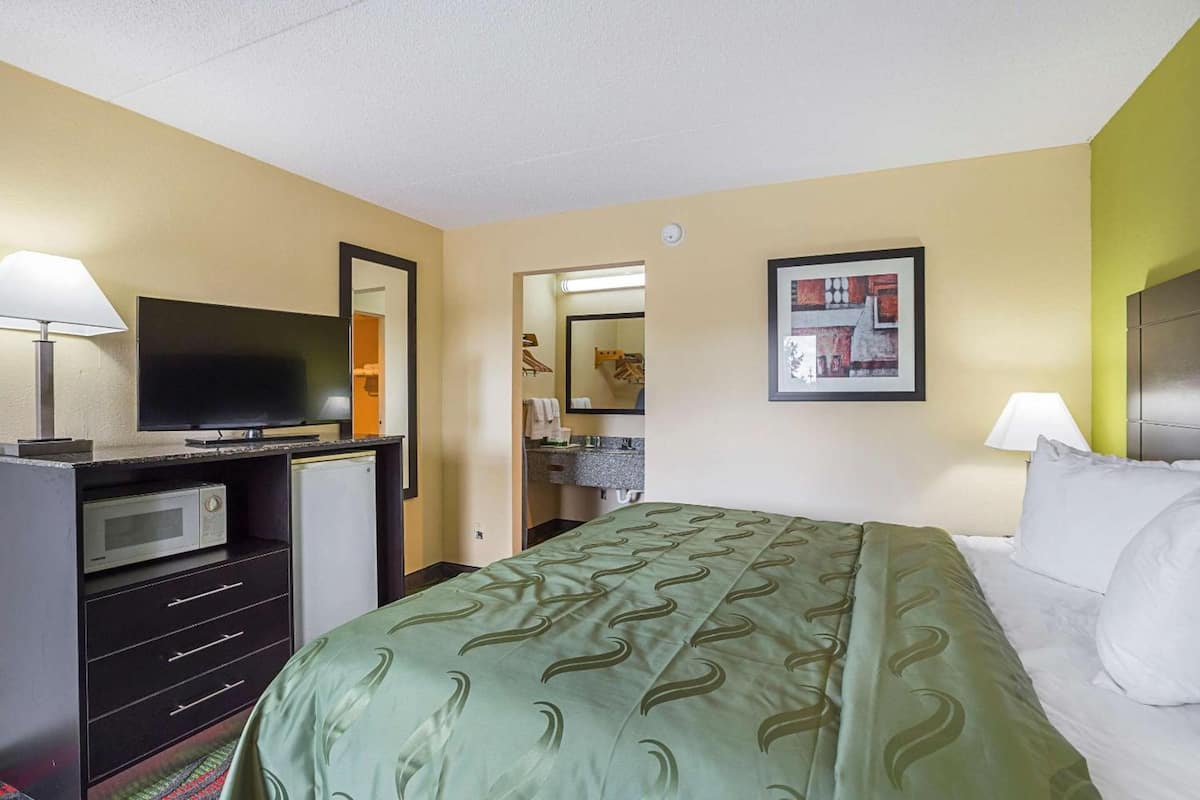 Sengetøy av topp kvalitet, skrivebord og blendingsgardiner