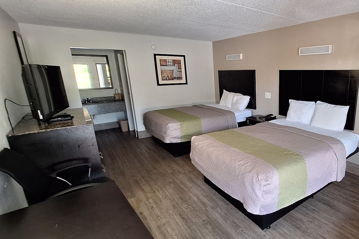 Sengetøy av topp kvalitet, skrivebord og blendingsgardiner