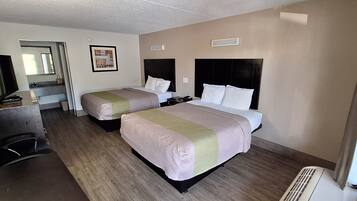 Hochwertige Bettwaren, Schreibtisch, Verdunkelungsvorhänge