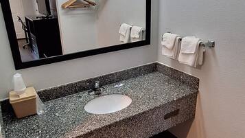 Kombinasi shower/bathtub, pengering rambut, dan handuk