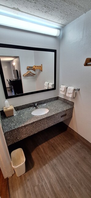 Combined shower/bathtub, hair dryer, towels