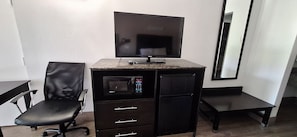 Roupas de cama premium, escrivaninha, cortinas blackout