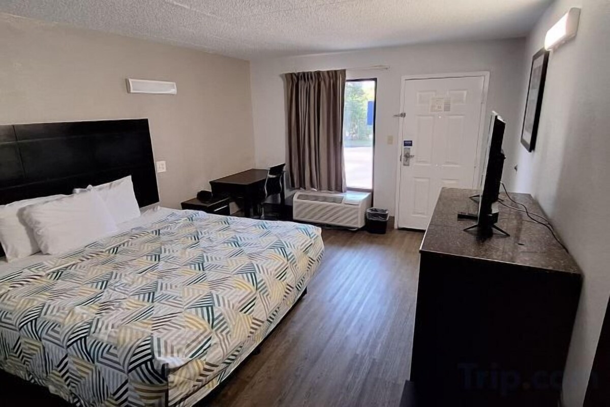 1 King Bed | Smoking, Micfridge