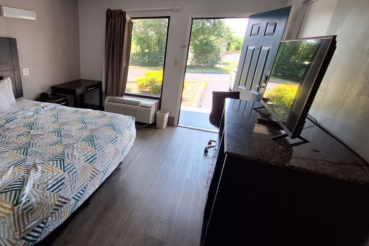 Sengetøy av topp kvalitet, skrivebord og blendingsgardiner