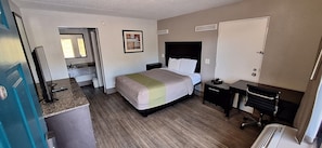 Roupas de cama premium, escrivaninha, cortinas blackout