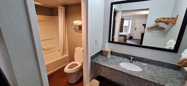 Combined shower/tub, hair dryer, towels