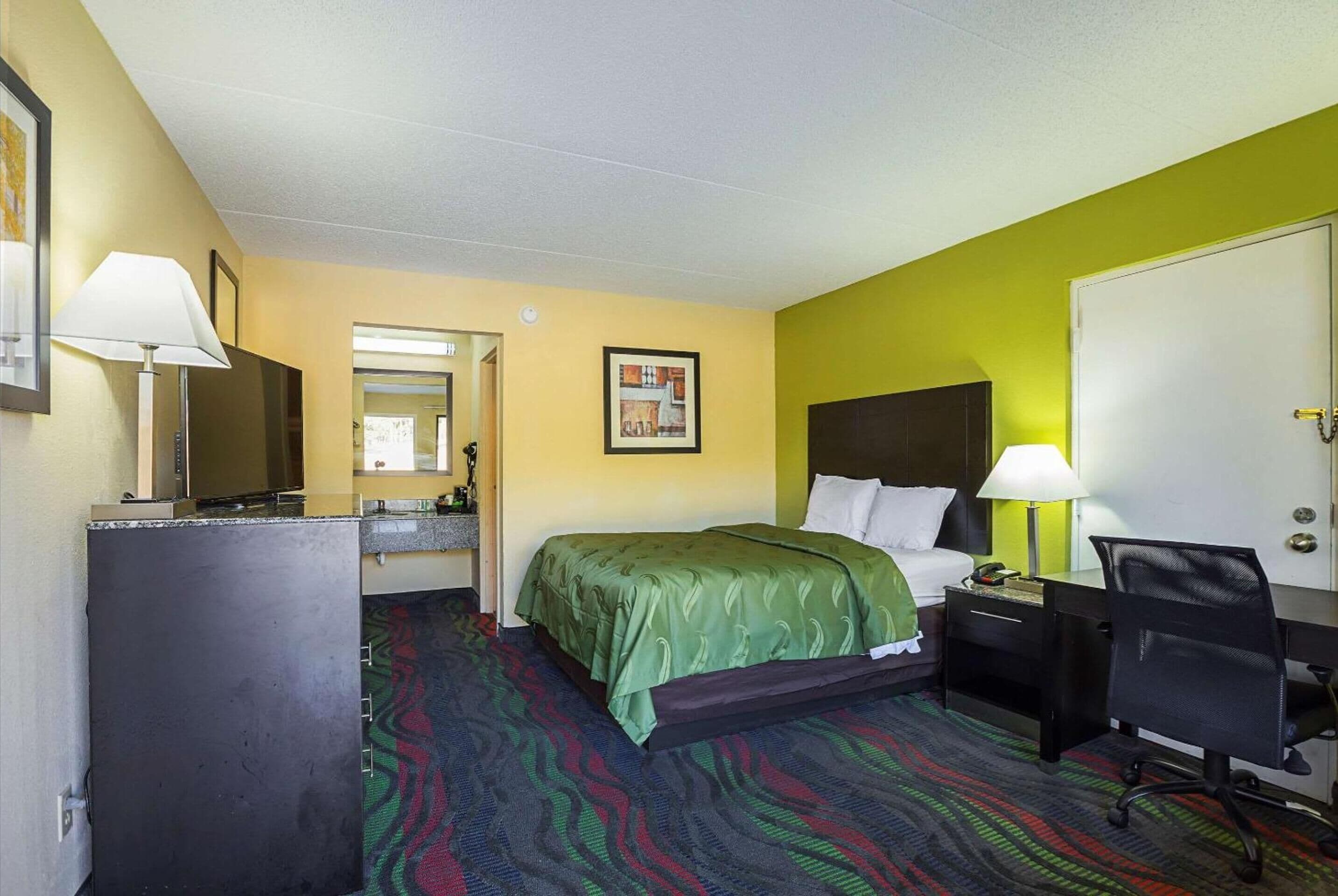 Sengetøy av topp kvalitet, skrivebord og blendingsgardiner