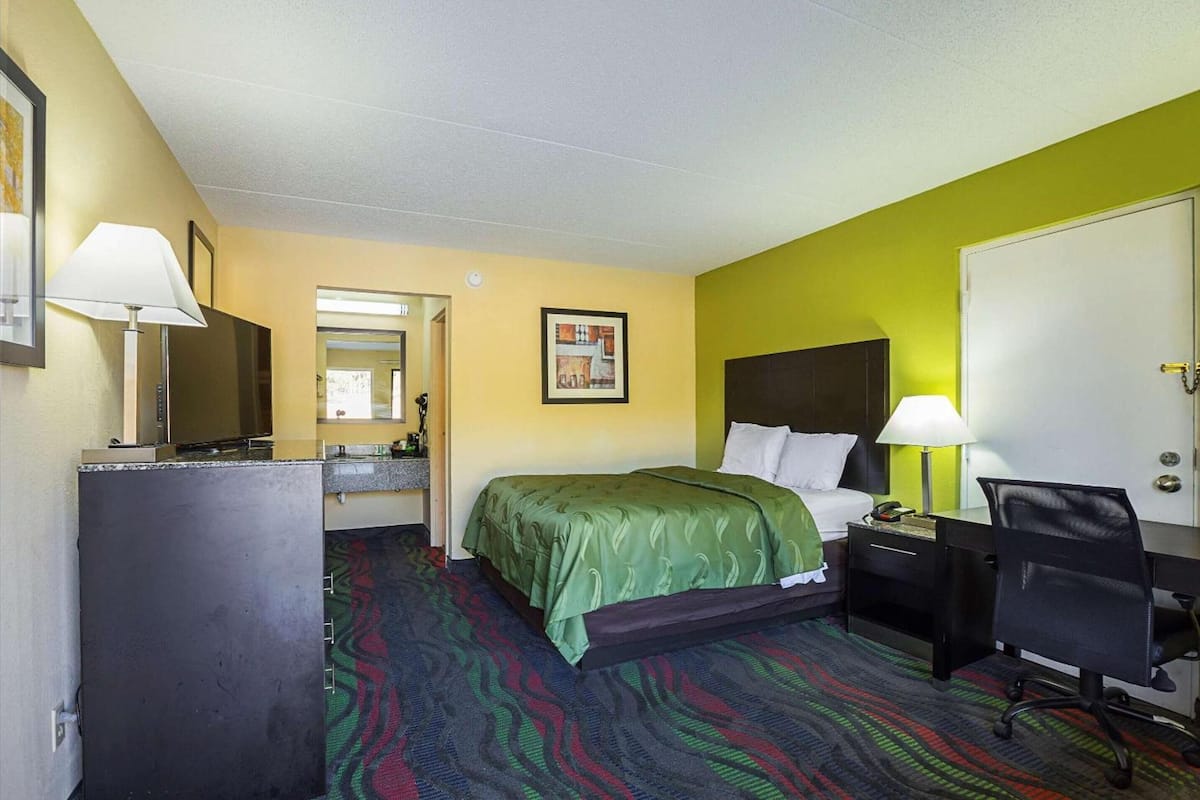 Sengetøy av topp kvalitet, skrivebord og blendingsgardiner