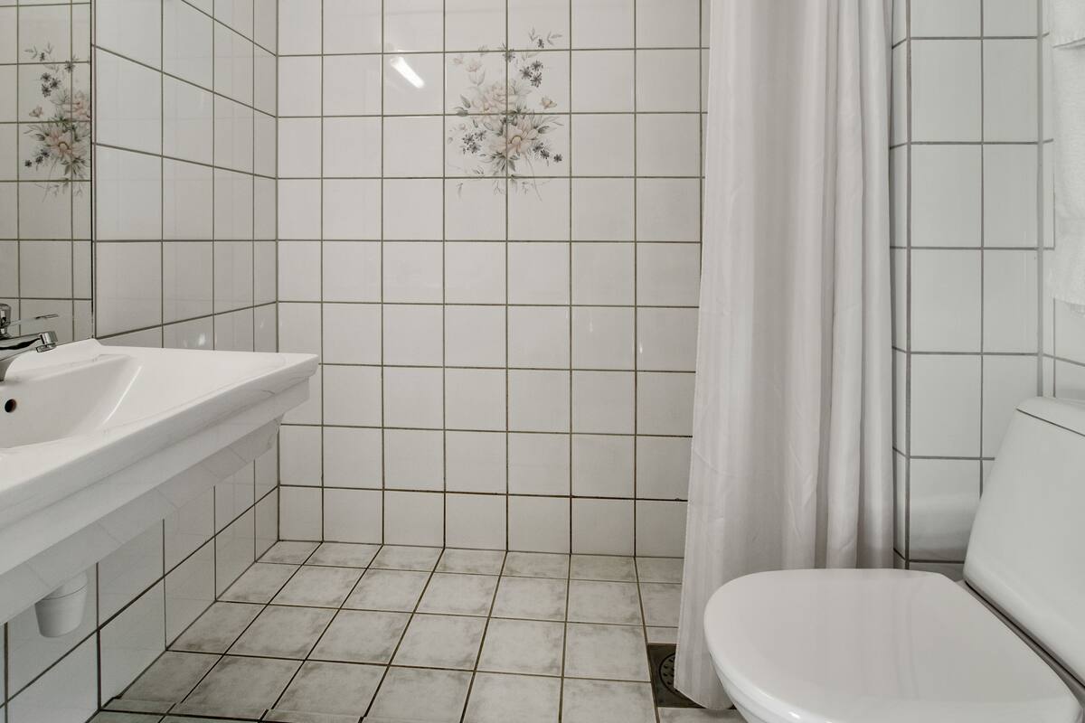 standard room, 1 king bed, non smoking | 1 bedroom, in-room safe, desk, soundproofing