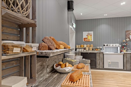 Se sirven desayunos y cenas, cocina internacional