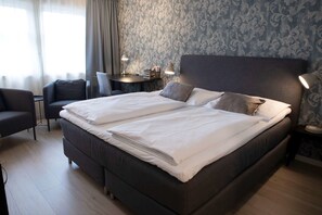 Zimmersafe, Schreibtisch, schallisolierte Zimmer, Bügeleisen/Bügelbrett