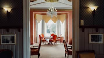 Breakfast and dinner served, international cuisine