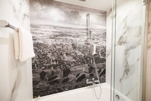 Amenidades de baño gratuitas, secadora de cabello, toallas, jabón 