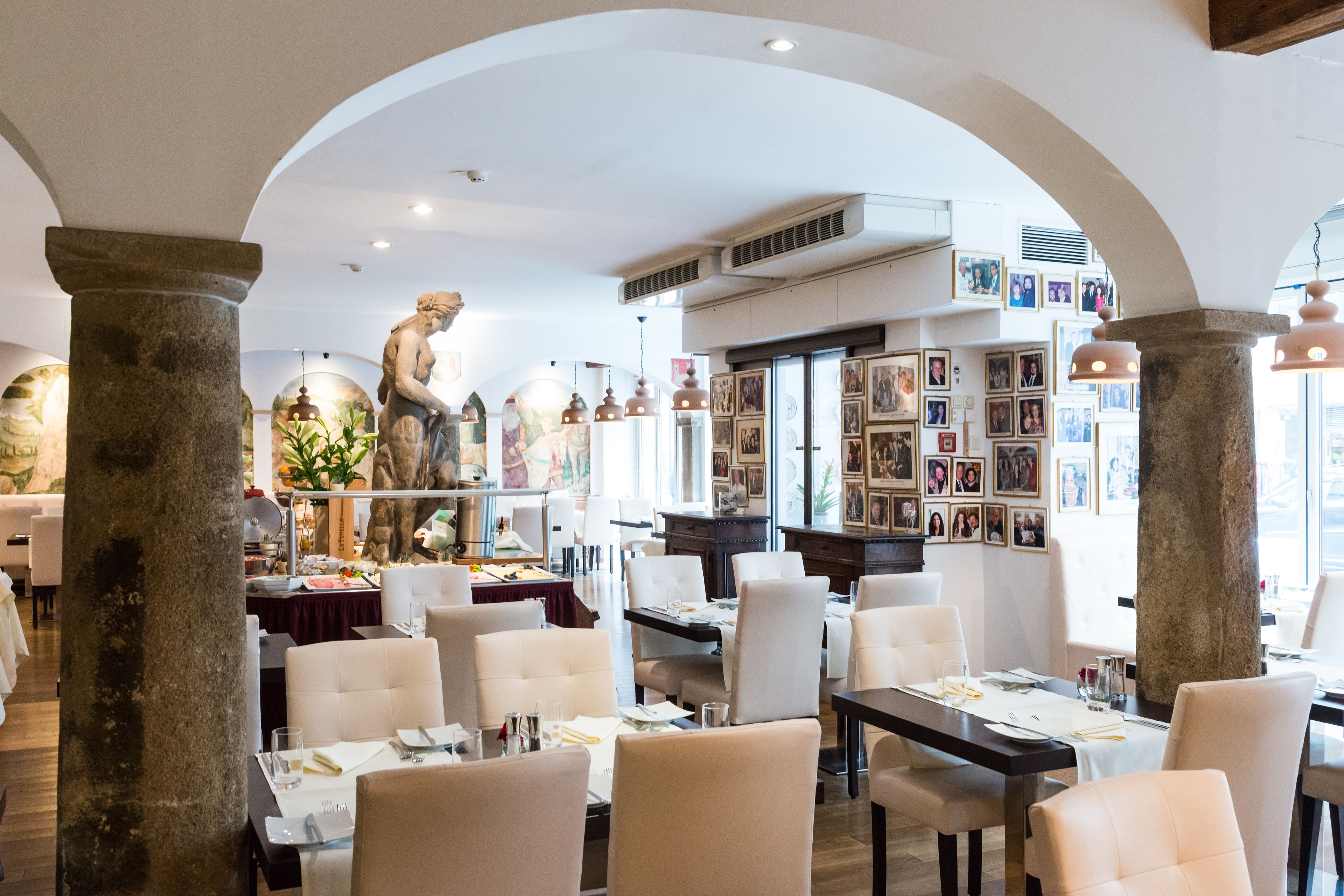 2 restaurants, breakfast served