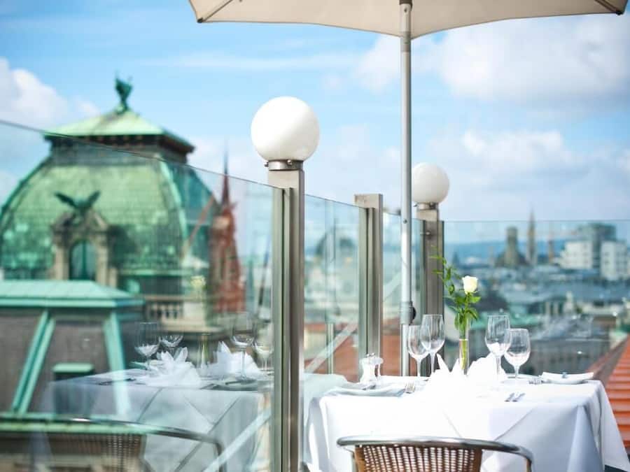 2 restaurants, breakfast served