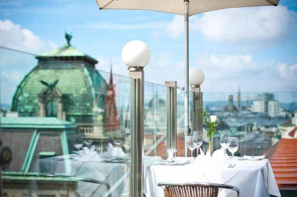 2 restaurants, breakfast served - Hotel Royal (Vienna)