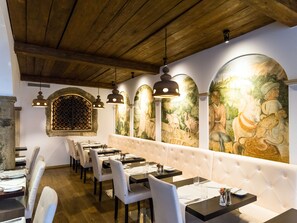 2 restaurants; breakfast, lunch, dinner, and brunch served - Hotel Royal (Vienna)