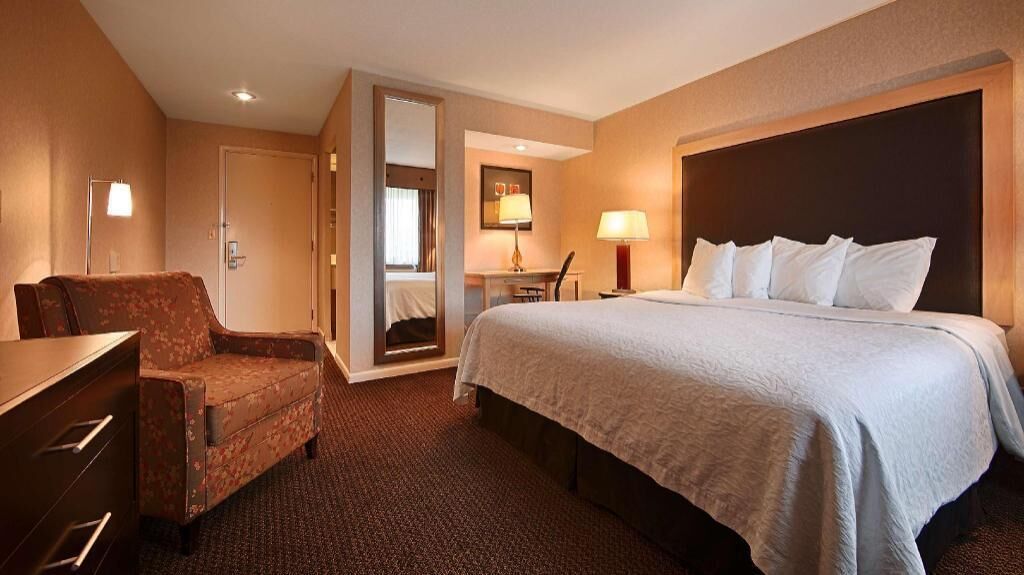 Tabla de planchar con plancha y ropa de cama 