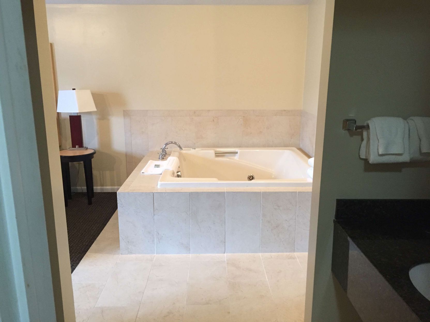 Baño | Tina con regadera, secadora de cabello, toallas 