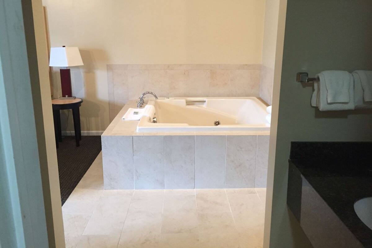 Baño | Tina con regadera, secadora de cabello, toallas