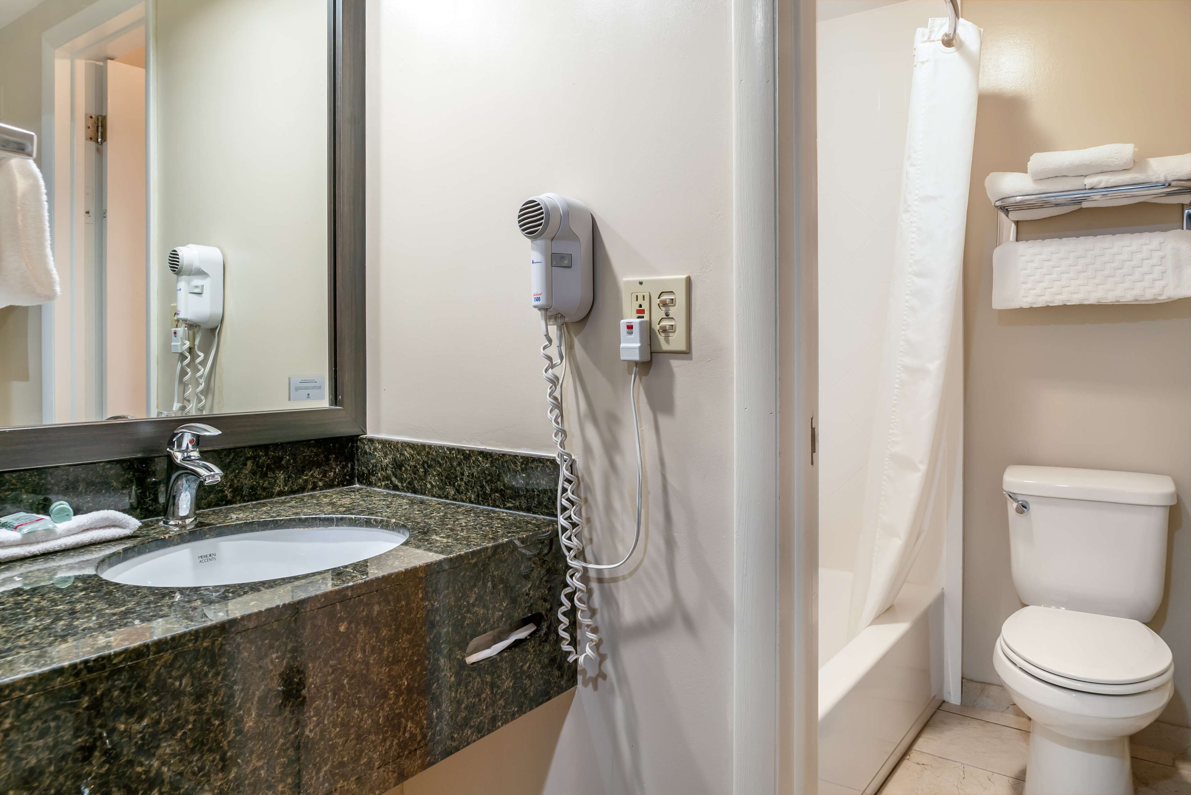 combined shower/bathtub, hair dryer, towels
