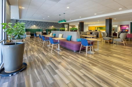 Lobby. Home2 Suites by Hilton Dover, DE
