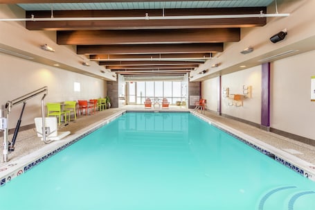 Una piscina techada. Home2 Suites by Hilton Dover, DE
