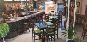 Breakfast, lunch, dinner served; American cuisine  - Towne Hotel (Nassau)