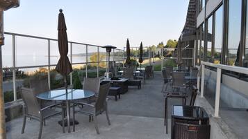 Breakfast and dinner served, local cuisine