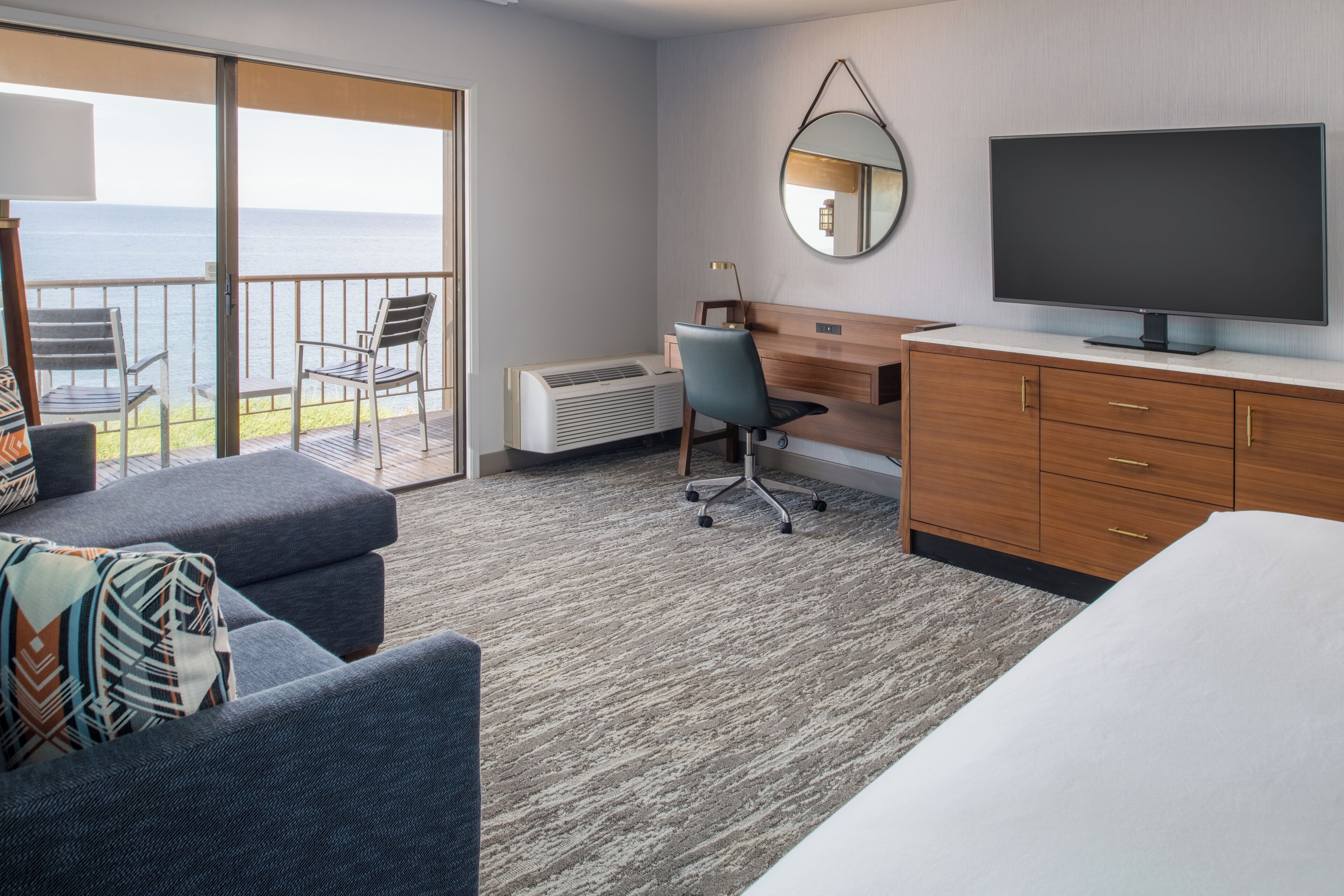 Premium kamer, 1 kingsize bed | Luxe beddengoed, een kluis op de kamer, een bureau, een laptopwerkplek