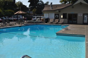 Piscina externa sazonal
