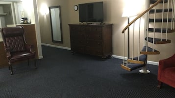 Suite, 1 slaapkamer, niet-roken (Courtyard/Poolside View) | Woonruimte | Televisie en een tafeltennistafel