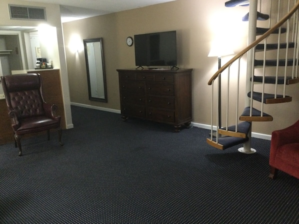 Suite, 1 Bedroom, Non Smoking (Courtyard/Poolside View) | Living area | TV, table tennis - Quality Inn & Suites (Grayling)