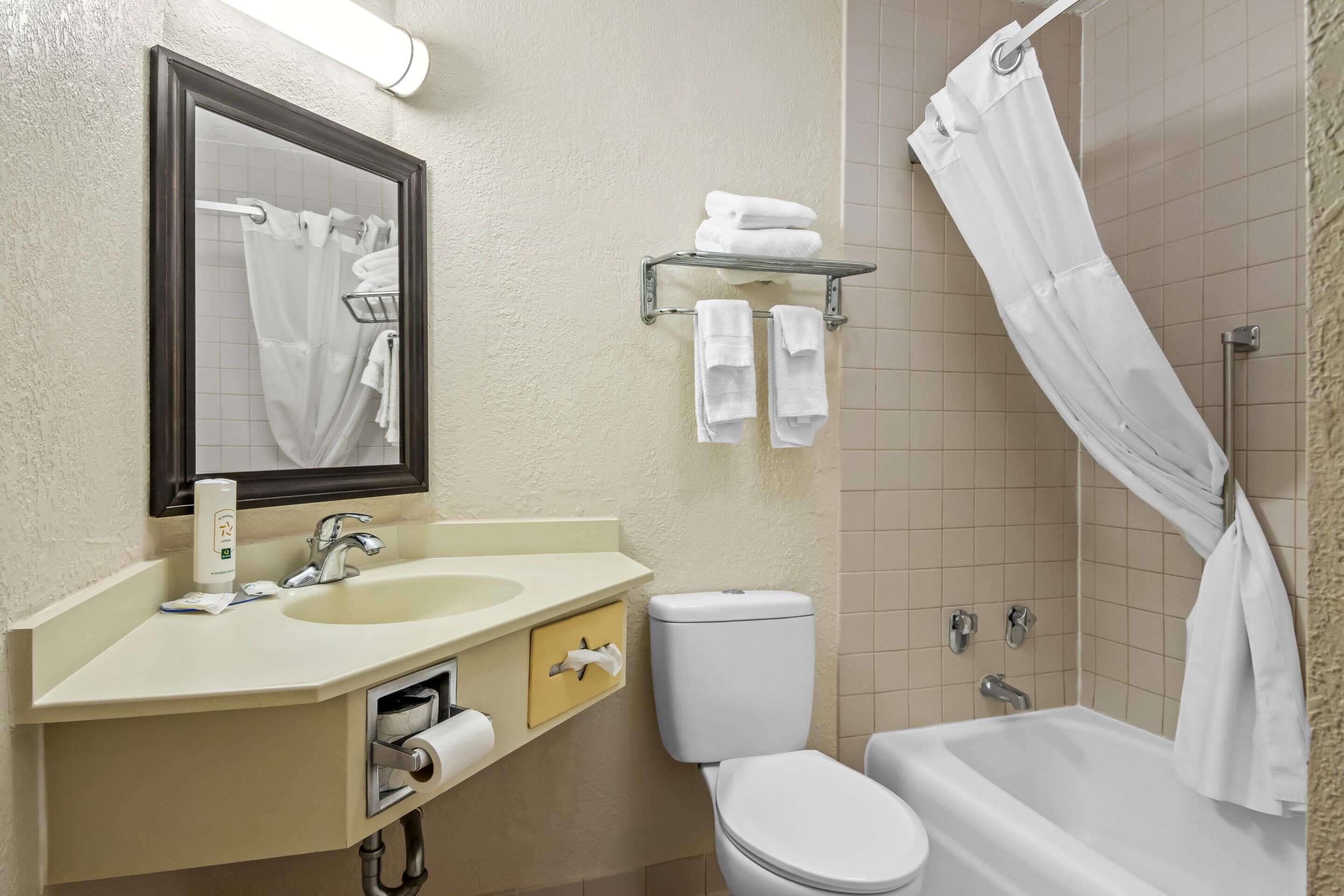 Ein Badezimmer mit Waschbecken, Toilette und Badewanne.