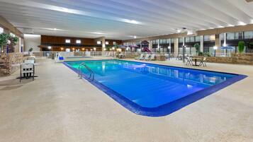 Piscina coberta (horari: 09:00-22:00), para-sols i gandules