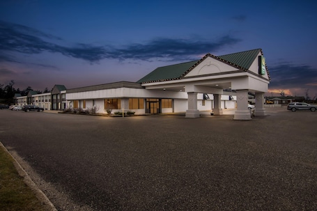 Exterior. Quality Inn & Suites