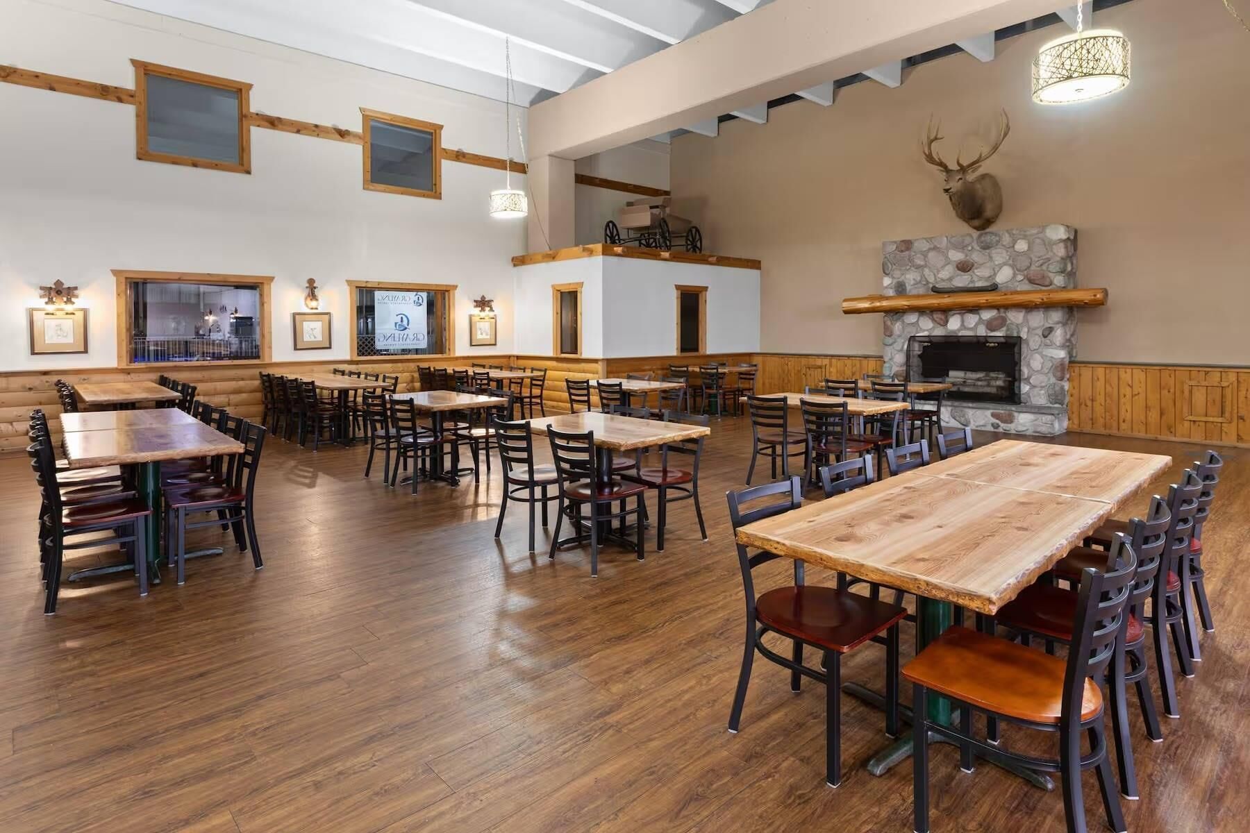 朝食 (コンチネンタル ブレックファスト)、毎日提供 (無料)