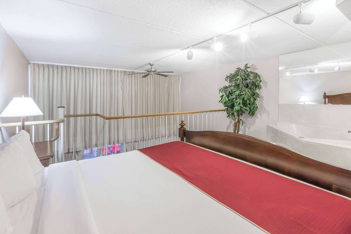 Suite, 1 Schlafzimmer, Nichtraucher (Courtyard/Poolside View) | 1 Schlafzimmer, Schreibtisch, laptopgeeigneter Arbeitsplatz
