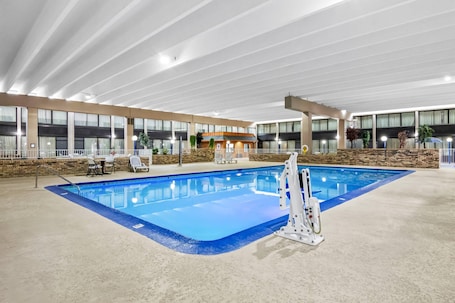Una piscina cubierta (de 09:00 a 22:00), sombrillas, tumbonas. Quality Inn & Suites
