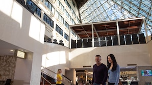 A spacious atrium with high ceilings, large windows, and a modern architectural design. - Jake's 58 Casino Hotel - Adult Only (Islandia)
