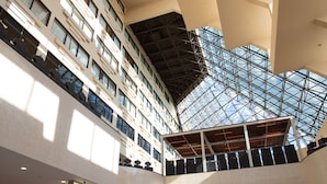 A spacious atrium with high ceilings, a glass ceiling, and multiple levels of balconies. - Jake's 58 Casino Hotel - Adult Only (Islandia)