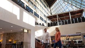 A spacious lobby with a high ceiling, a glass atrium, and a staircase leading to upper floors. - Jake's 58 Casino Hotel - Adult Only (Islandia)