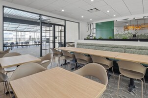 每日供应自助式早餐（每人 USD 12.99）