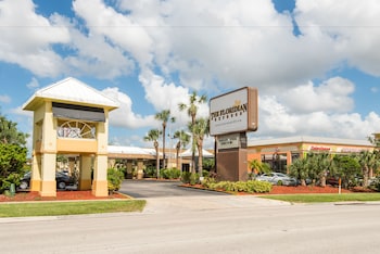 Hotel exterior and entrance at Floridian Express Hotel